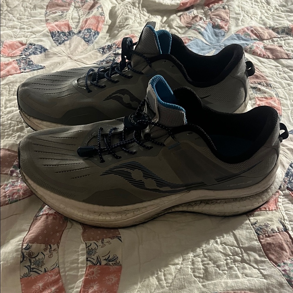 Saucony Men's Gray and Black Tempus running shoes with speed lacing.